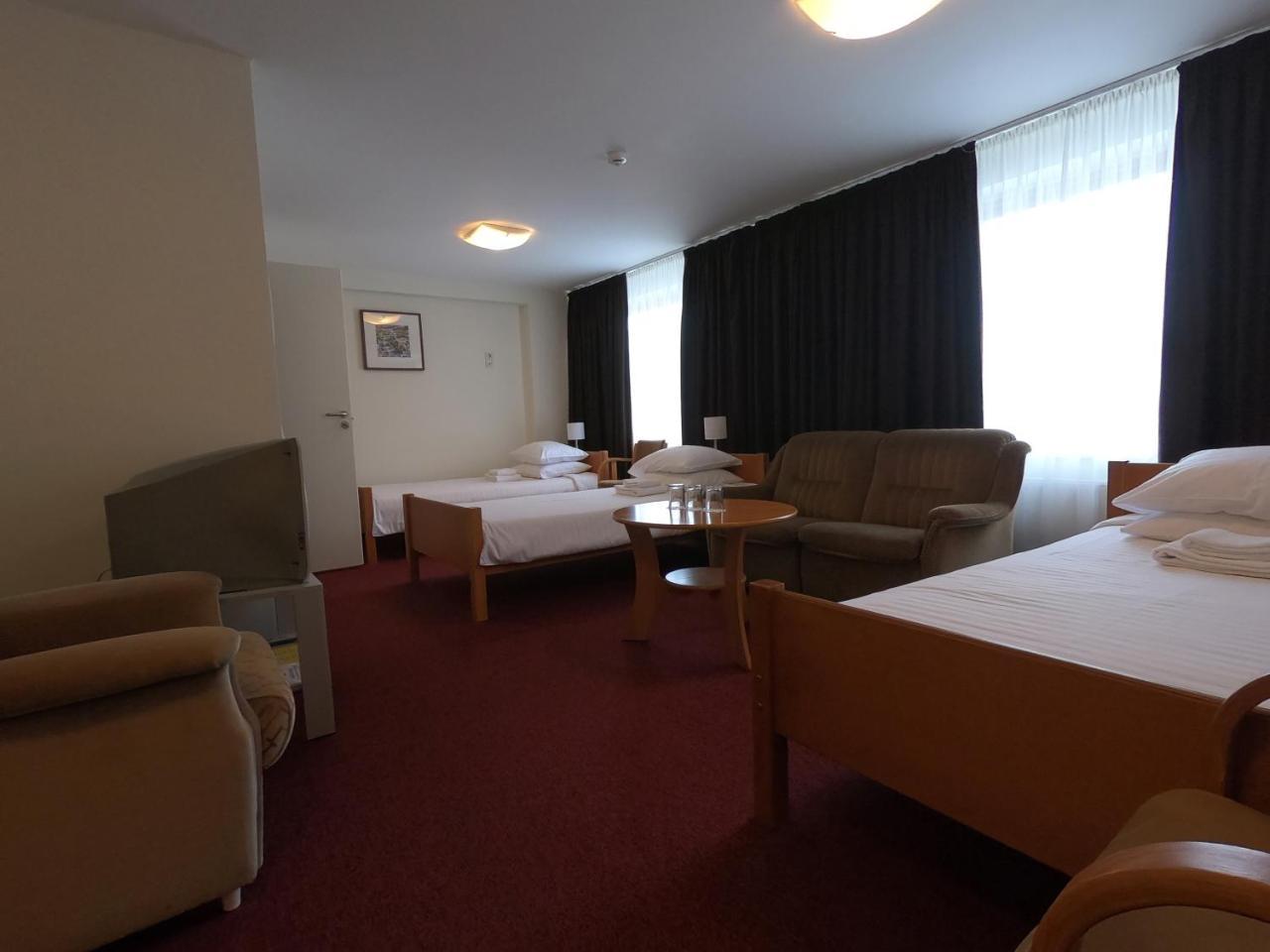 Hotel Madona Ngoại thất bức ảnh